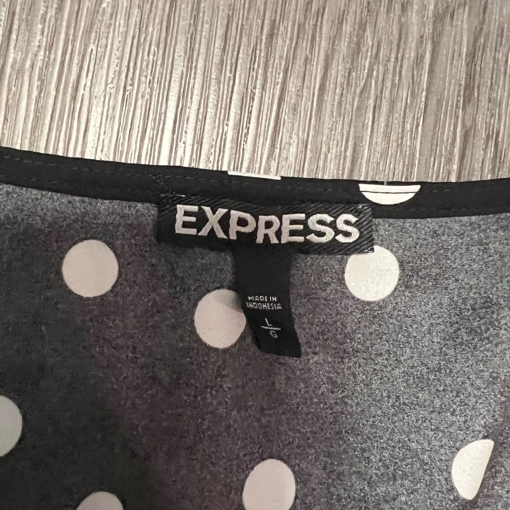 EXPRESS Womens Sz L Black White Polka Dot Short Sleeve V Neck - Picture 4 of 8